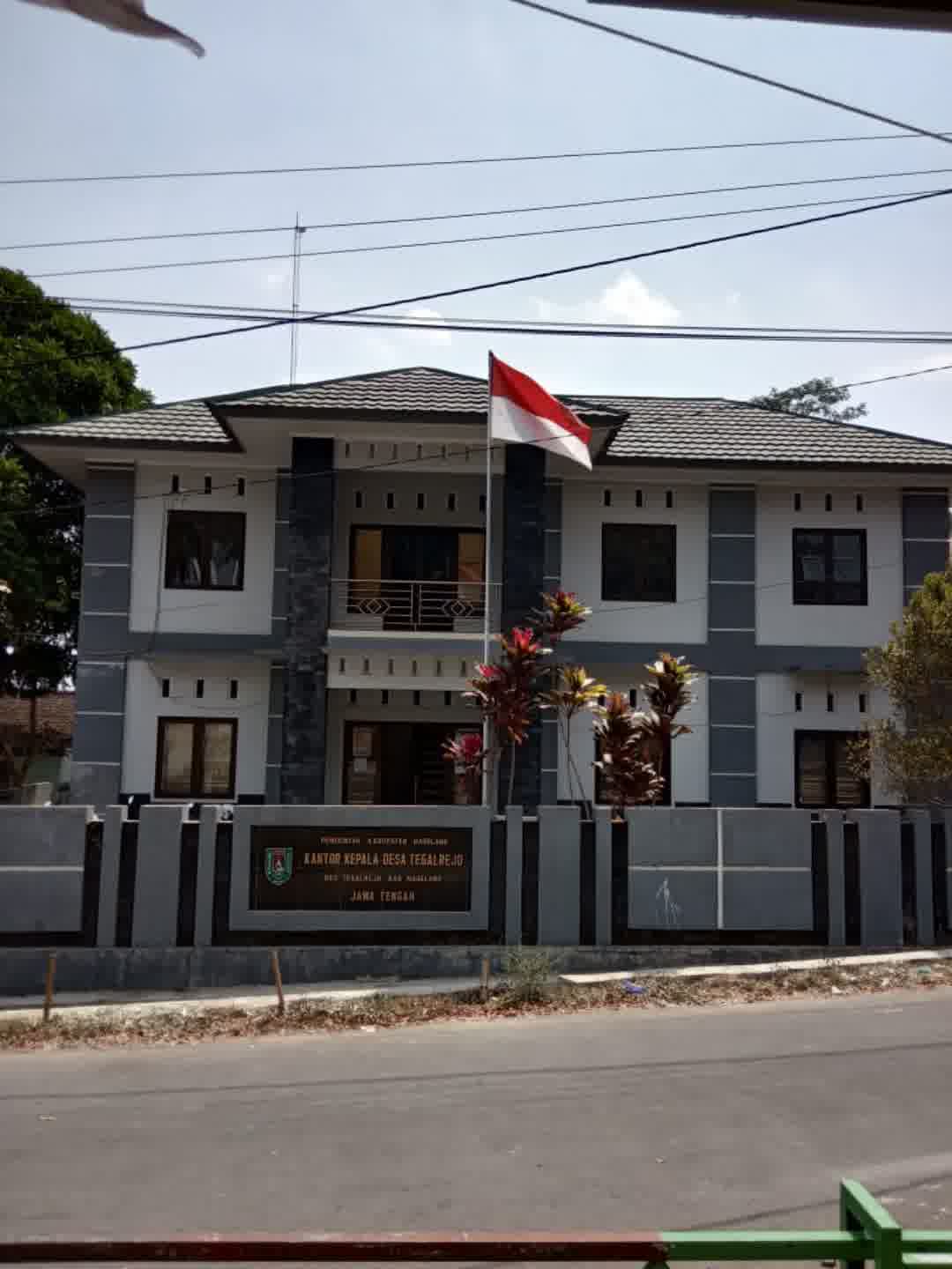 Mantan atlet sepak bola, Bayu Prasetyo, mengabdikan diri dalam mendampingi anak-anak pedesaan di daerah terpencil, memberikan pelatihan dan harapan baru untuk masa depan mereka.